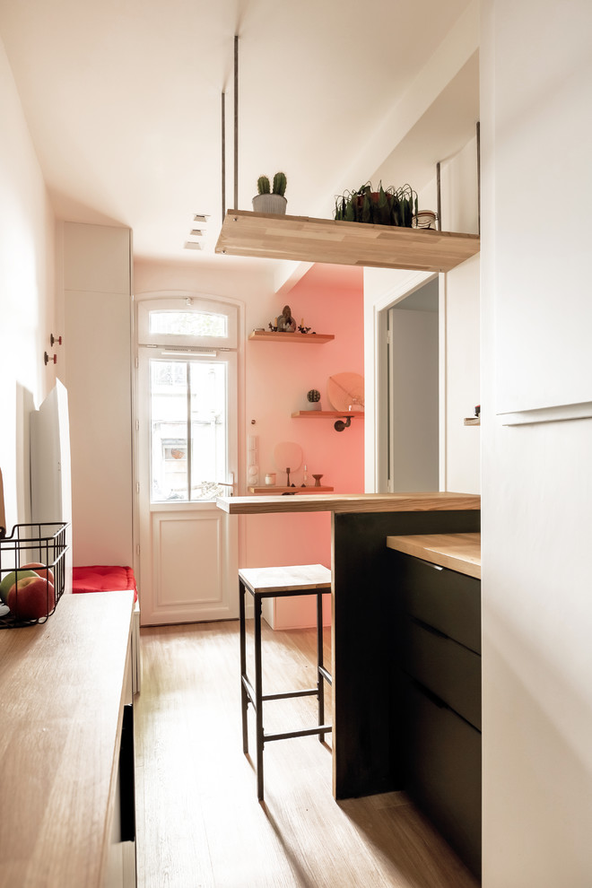 Kleine Urige Haustür mit weißer Wandfarbe, braunem Holzboden, Einzeltür, weißer Haustür und braunem Boden in Paris