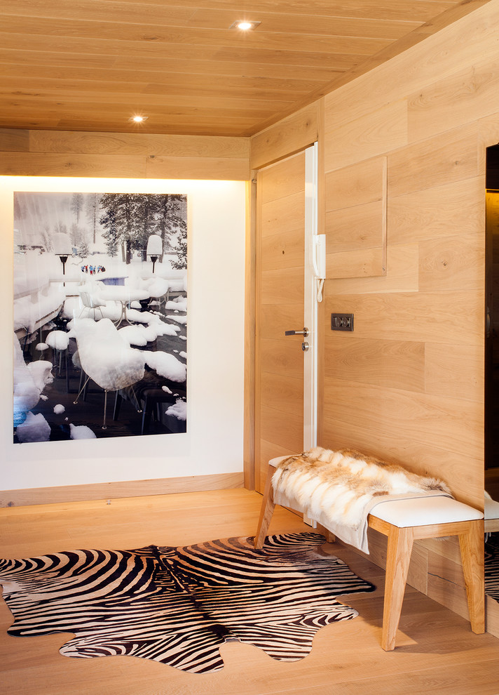 リヨンにある高級なコンテンポラリースタイルのおしゃれな玄関ロビー (ベージュの壁、淡色無垢フローリング、淡色木目調のドア) の写真