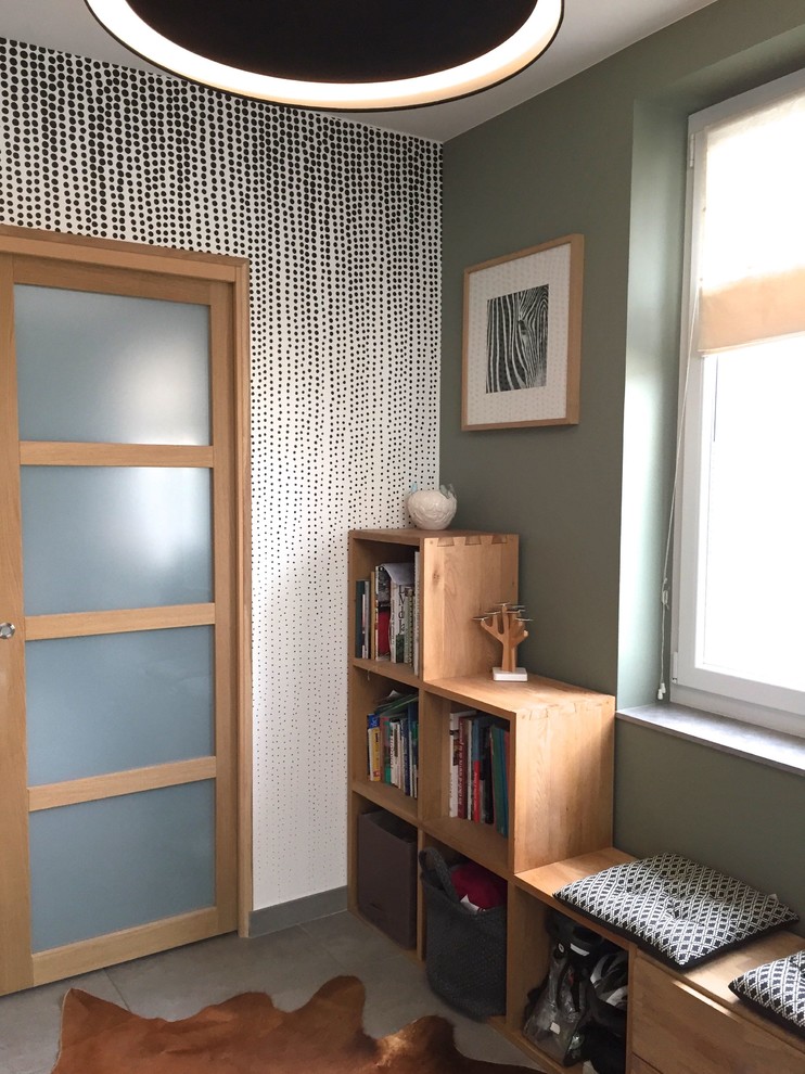Источник вдохновения для домашнего уюта: фойе среднего размера в стиле фьюжн с зелеными стенами, полом из керамической плитки, одностворчатой входной дверью, белой входной дверью и серым полом