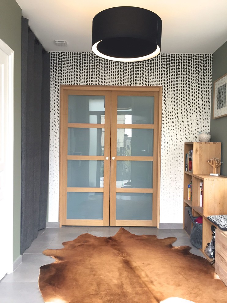 アンジェにある中くらいなエクレクティックスタイルのおしゃれな玄関ロビー (緑の壁、セラミックタイルの床、白いドア、グレーの床) の写真