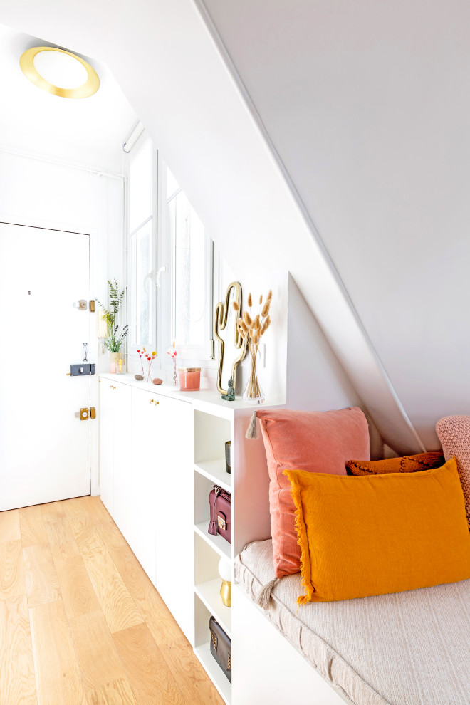 Kleines Shabby-Chic Foyer mit weißer Wandfarbe, hellem Holzboden, Einzeltür, weißer Haustür und braunem Boden in Paris