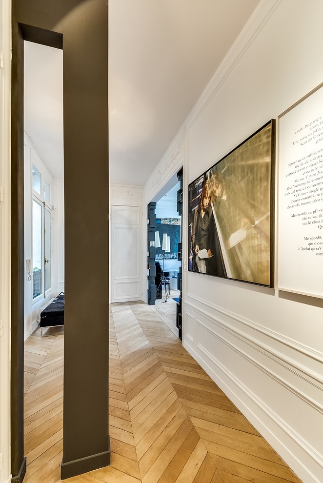 Inspiration pour une entrée design de taille moyenne avec un mur blanc, parquet clair, un sol marron, un couloir, une porte double et une porte blanche.