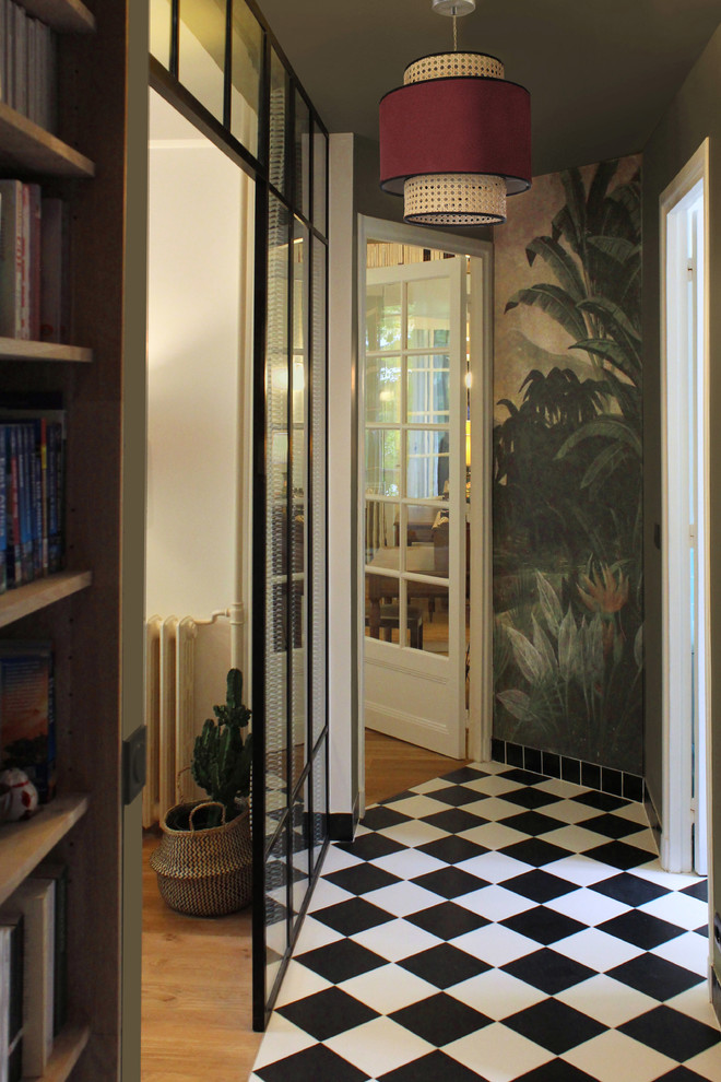 Kleiner Moderner Eingang mit Korridor, grüner Wandfarbe und Keramikboden in Paris