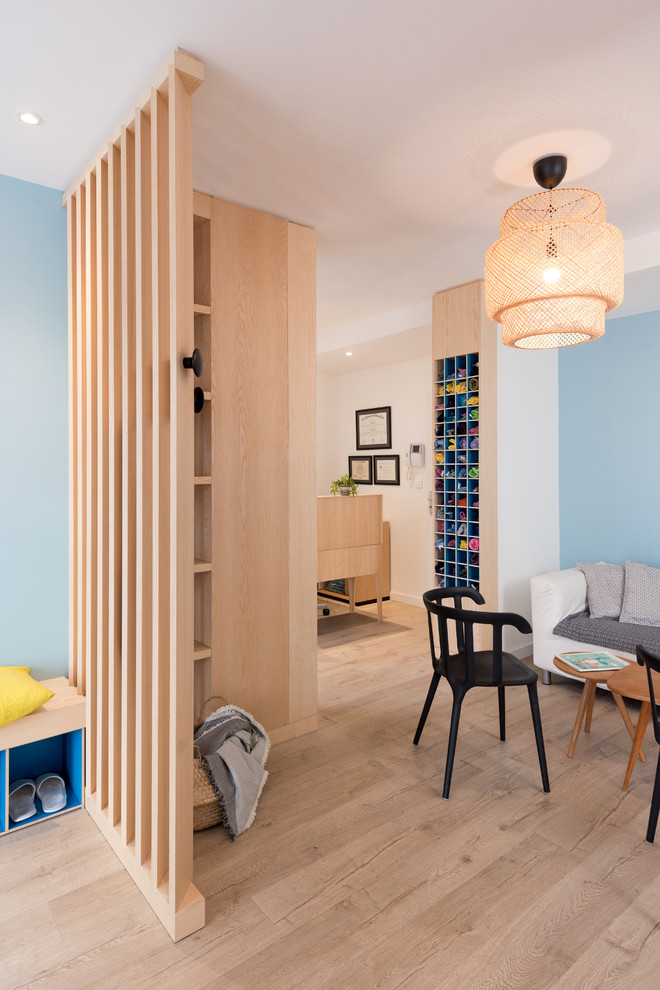Bild på en mellanstor minimalistisk foajé, med blå väggar, plywoodgolv, en enkeldörr, glasdörr och beiget golv