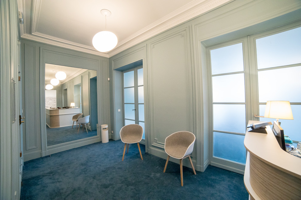 Klassisches Foyer mit blauer Wandfarbe, Teppichboden, Doppeltür, blauer Haustür und blauem Boden in Paris