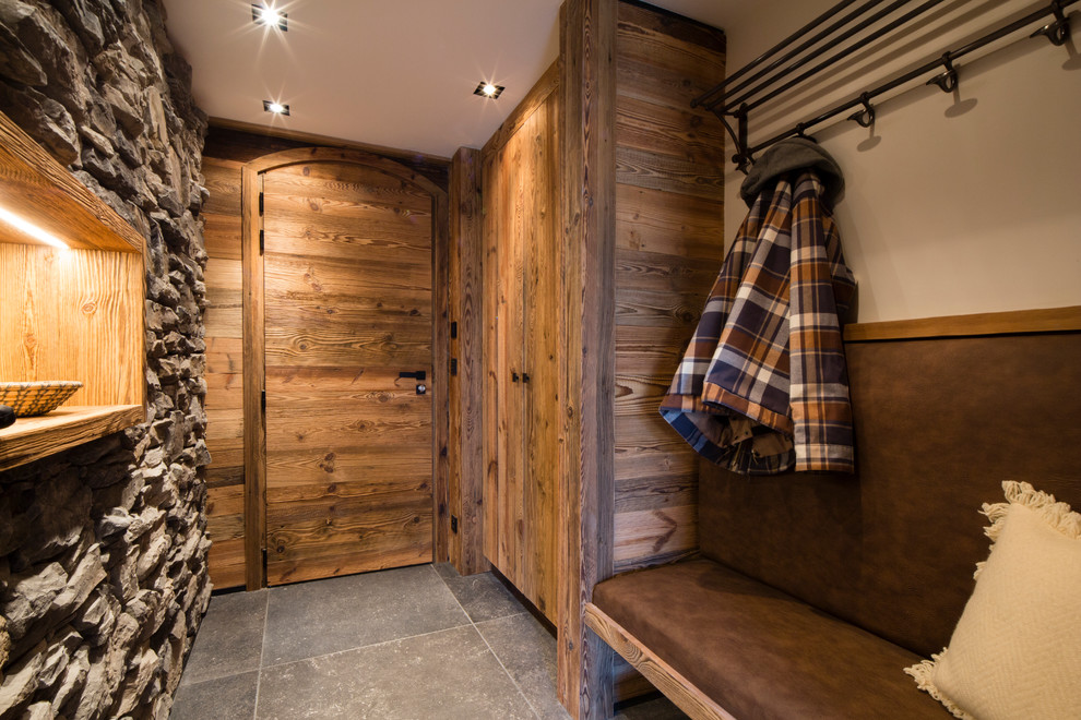 Design ideas for a rustic boot room in Lyon.
