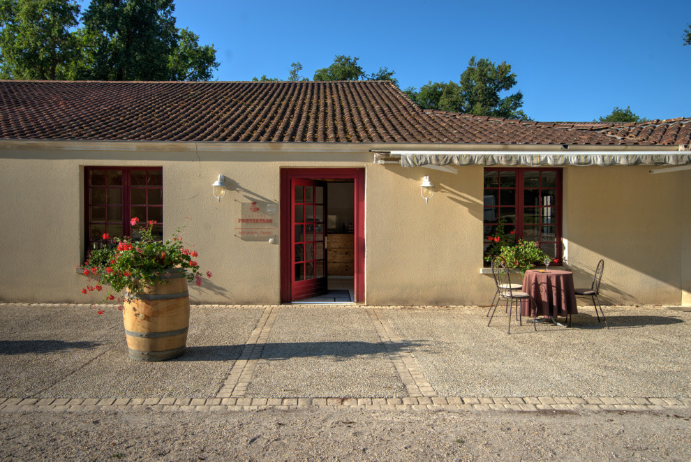 Idée de décoration pour une entrée champêtre de taille moyenne.