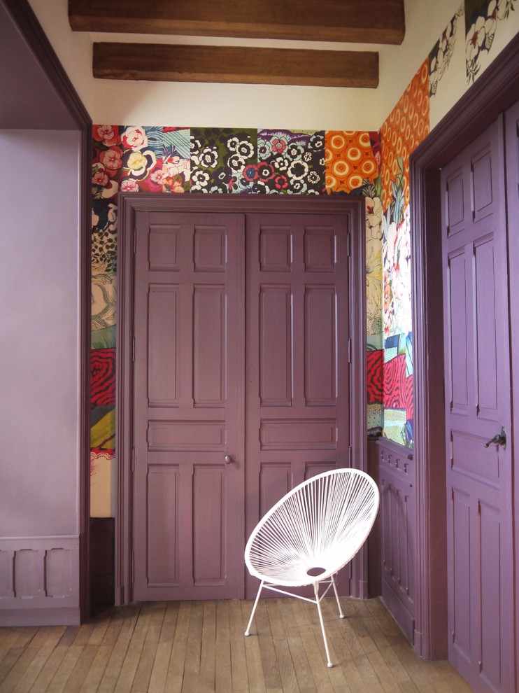 Пример оригинального дизайна: огромное фойе в стиле фьюжн с фиолетовыми стенами, светлым паркетным полом, одностворчатой входной дверью, входной дверью из дерева среднего тона и бежевым полом