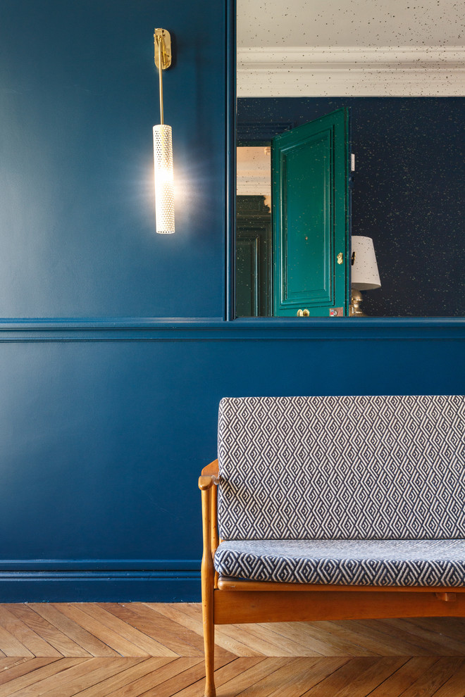 Inspiration pour un grand hall d'entrée avec un mur bleu, un sol en bois brun, une porte double, une porte blanche et un sol marron.