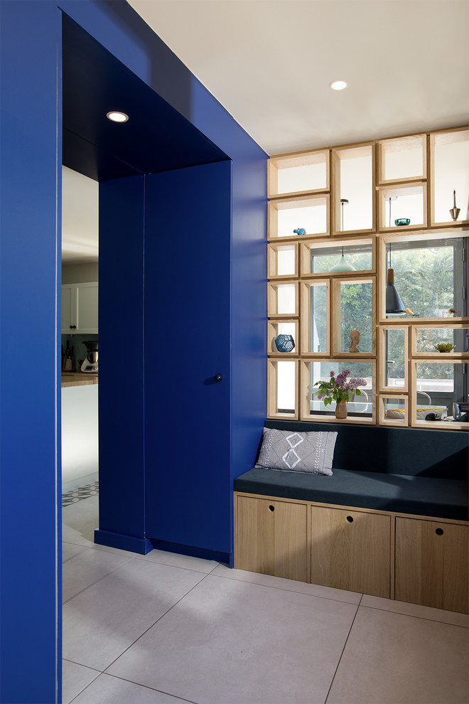 На фото: фойе среднего размера в современном стиле с синими стенами