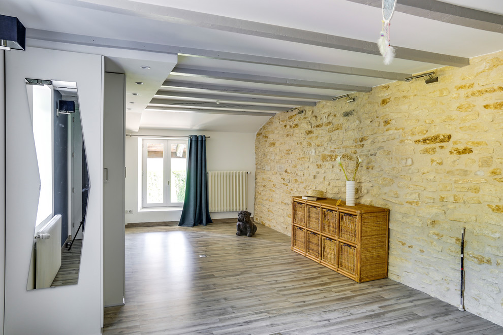 Ejemplo de vestíbulo posterior de estilo de casa de campo pequeño con paredes blancas, suelo laminado y suelo gris