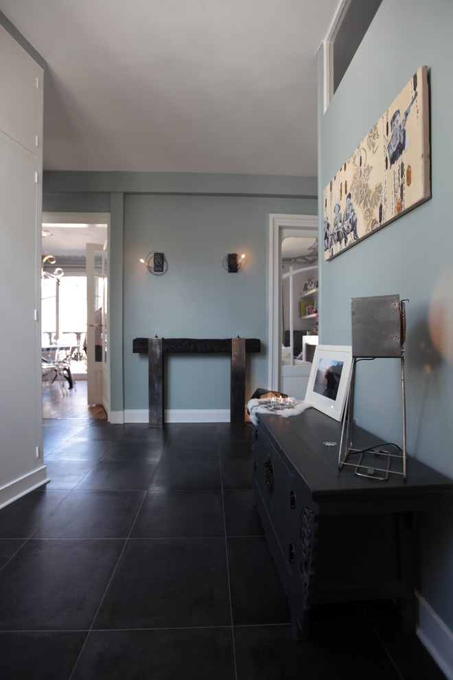 Immagine di un corridoio boho chic di medie dimensioni con pareti blu e pavimento con piastrelle in ceramica