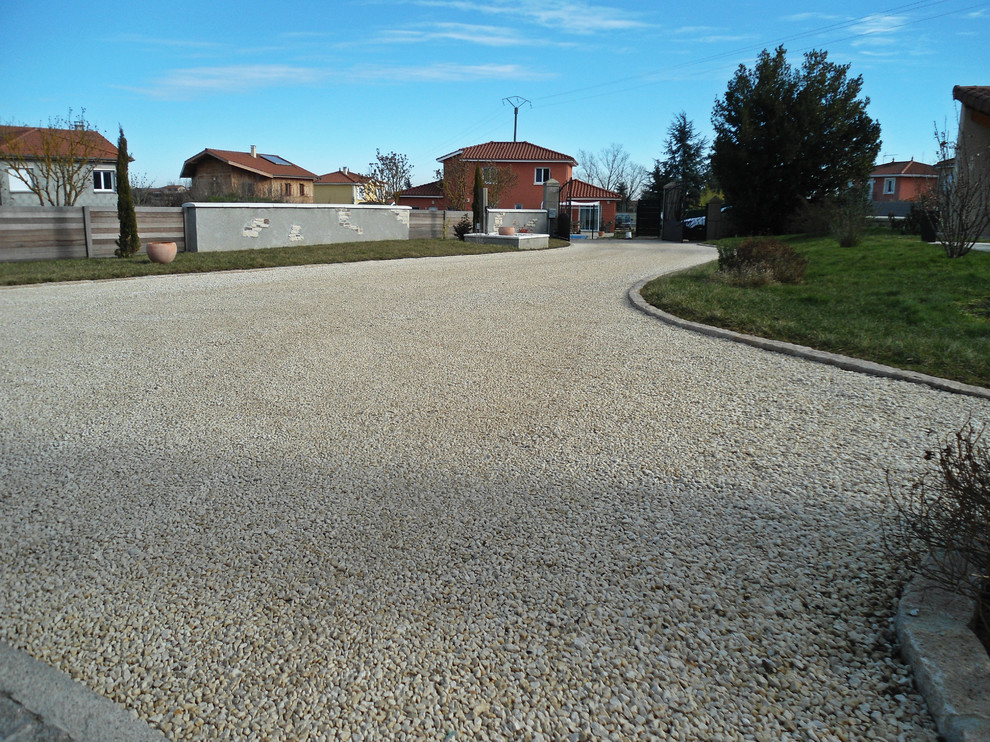 Cour en graviers Moderne Entrée Lyon par PIEGAY PAYSAGE ET PISCINE Houzz