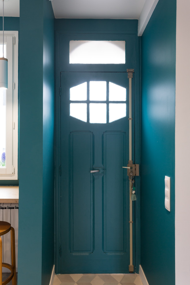 Foto de puerta principal minimalista pequeña con paredes azules, suelo de baldosas de cerámica, puerta simple, puerta azul y suelo gris