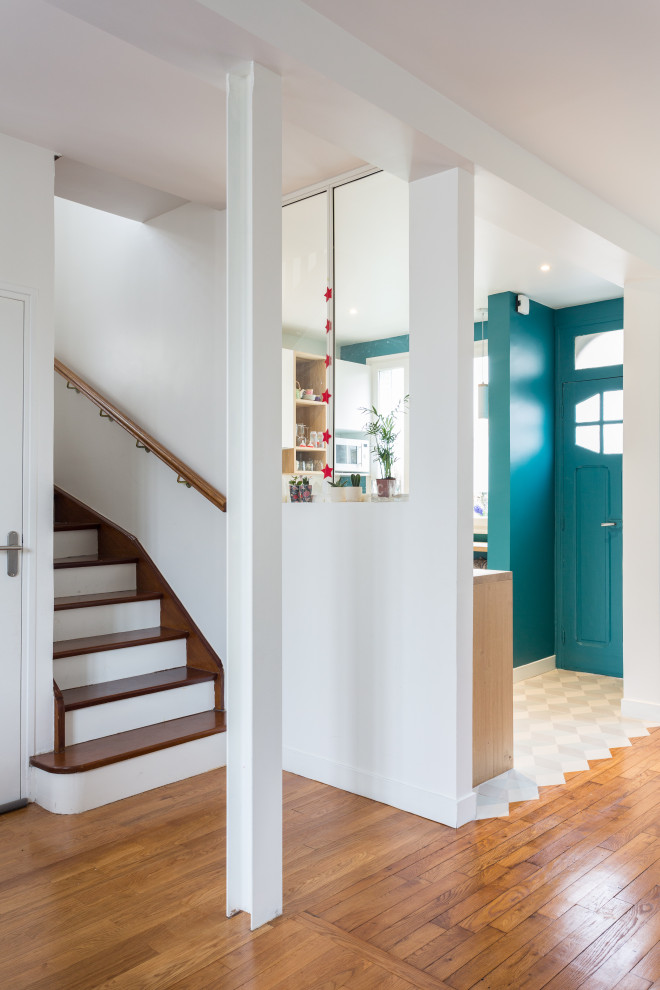 Kleines Modernes Foyer mit blauer Wandfarbe, Keramikboden, Einzeltür, blauer Haustür und grauem Boden in Sonstige