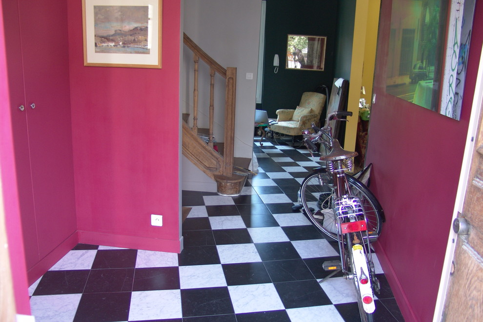 Свежая идея для дизайна: фойе среднего размера в стиле фьюжн с розовыми стенами, полом из керамической плитки, одностворчатой входной дверью и входной дверью из дерева среднего тона - отличное фото интерьера