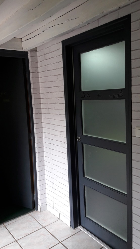 Ejemplo de distribuidor urbano de tamaño medio con paredes grises, suelo de baldosas de cerámica, puerta simple, puerta blanca y suelo blanco