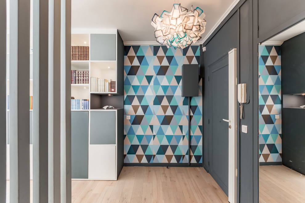 Mittelgroßes Modernes Foyer mit bunten Wänden, hellem Holzboden und grauer Haustür in Paris