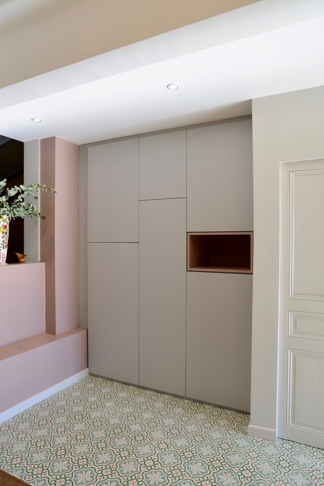 Idéer för att renovera en mellanstor funkis entré, med rosa väggar, klinkergolv i keramik, en grå dörr och grönt golv