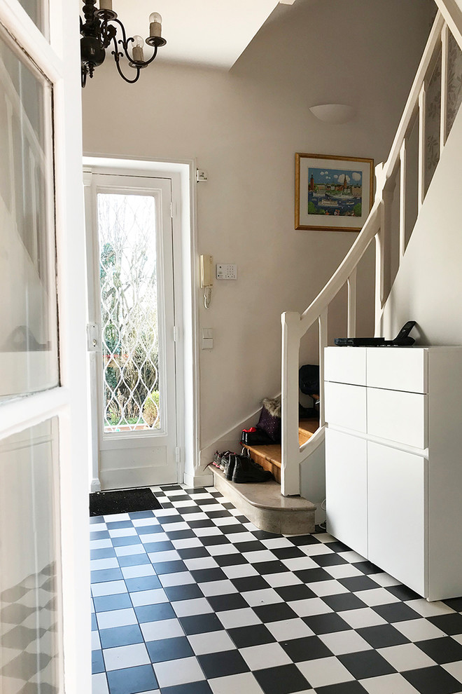 Inspiration pour un petit hall d'entrée design avec un mur gris, un sol en carrelage de céramique, une porte double, une porte blanche et un sol multicolore.