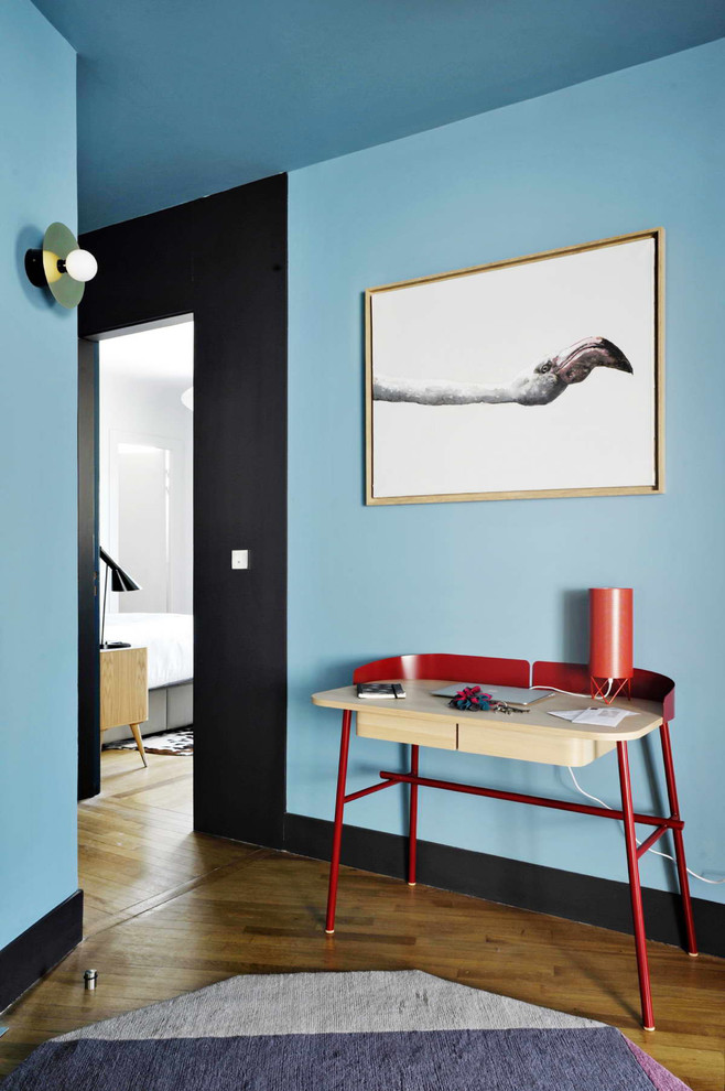 Источник вдохновения для домашнего уюта: фойе среднего размера в современном стиле с синими стенами, паркетным полом среднего тона и одностворчатой входной дверью