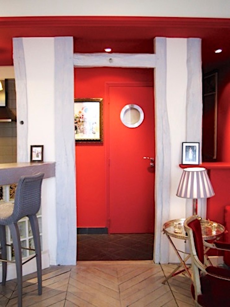 Идея дизайна: маленькая узкая прихожая в стиле фьюжн с красными стенами, деревянным полом, одностворчатой входной дверью, белой входной дверью и серым полом для на участке и в саду