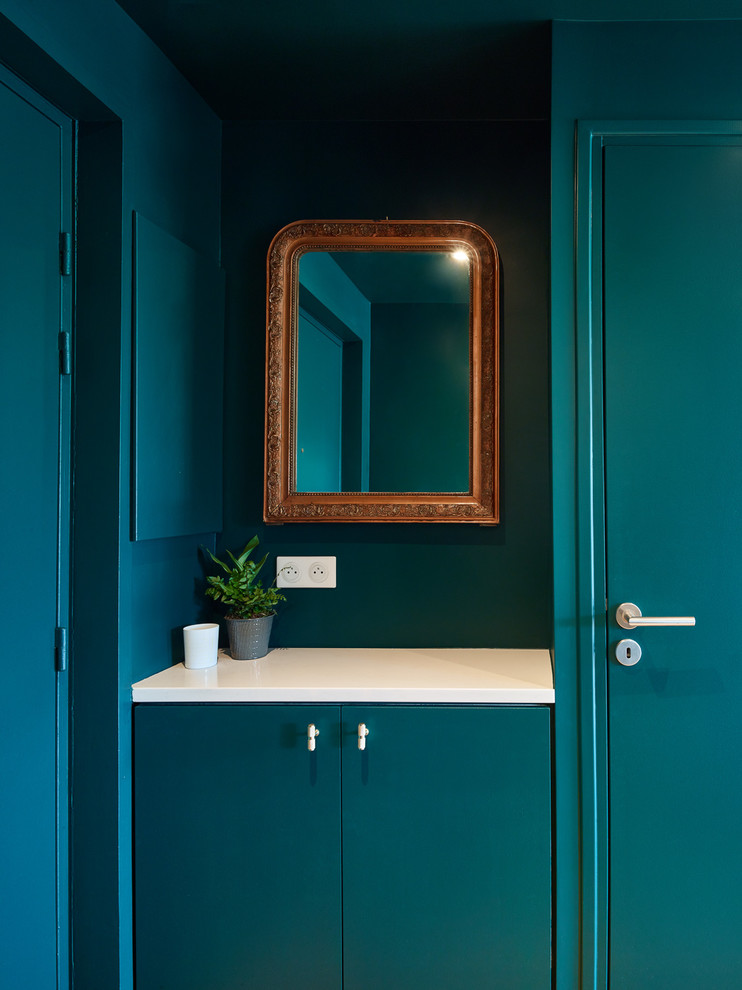 Inspiration för en mellanstor funkis foajé, med gröna väggar, ljust trägolv, en grön dörr och brunt golv