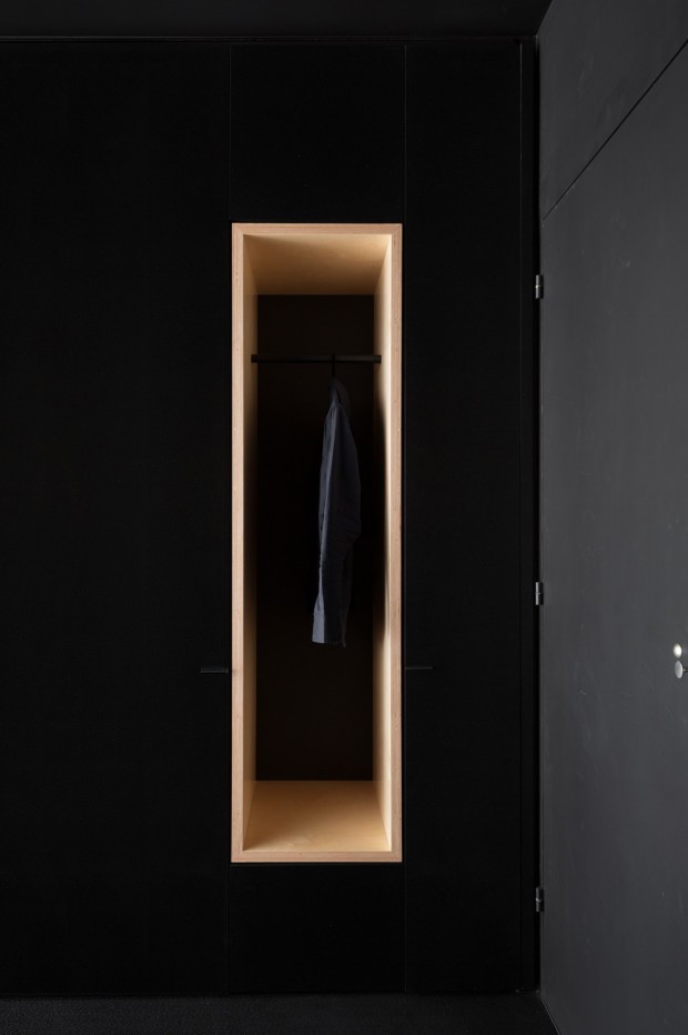 Idées déco pour un vestibule contemporain de taille moyenne avec un mur noir, moquette, une porte simple, une porte noire et un sol noir.