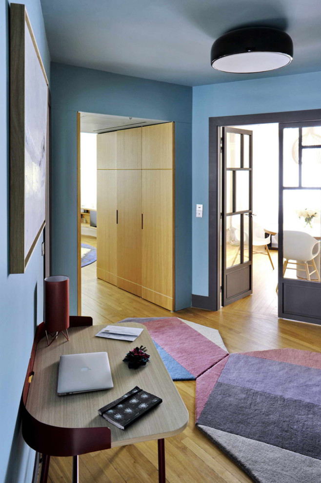 Esempio di un grande ingresso design con pareti blu, parquet chiaro, una porta a due ante e una porta blu