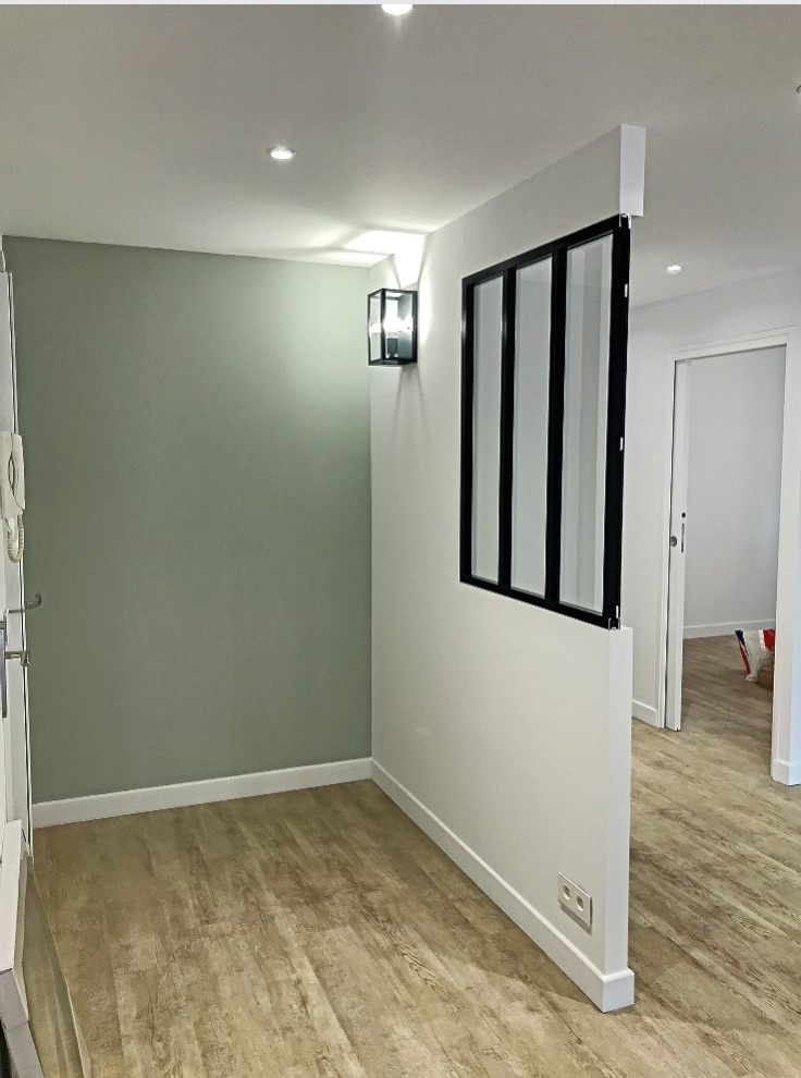 Idéer för en mellanstor modern foajé, med gröna väggar, vinylgolv, en enkeldörr, en vit dörr och beiget golv