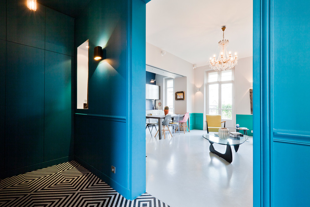 Réalisation d'une entrée bohème de taille moyenne avec un mur bleu, un couloir, un sol en carrelage de céramique, une porte double, une porte bleue et un sol noir.