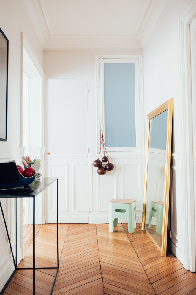 Mittelgroßes Modernes Foyer mit weißer Wandfarbe, hellem Holzboden und Doppeltür in Paris