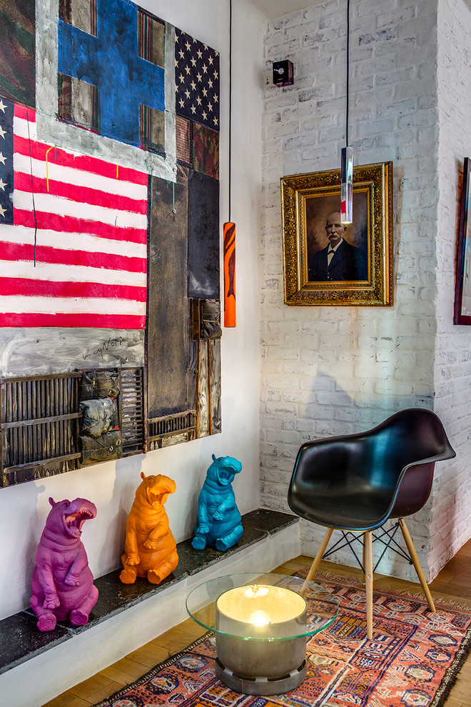 Inspiration for a medium sized eclectic foyer in Saint-Etienne with white walls and medium hardwood flooring.