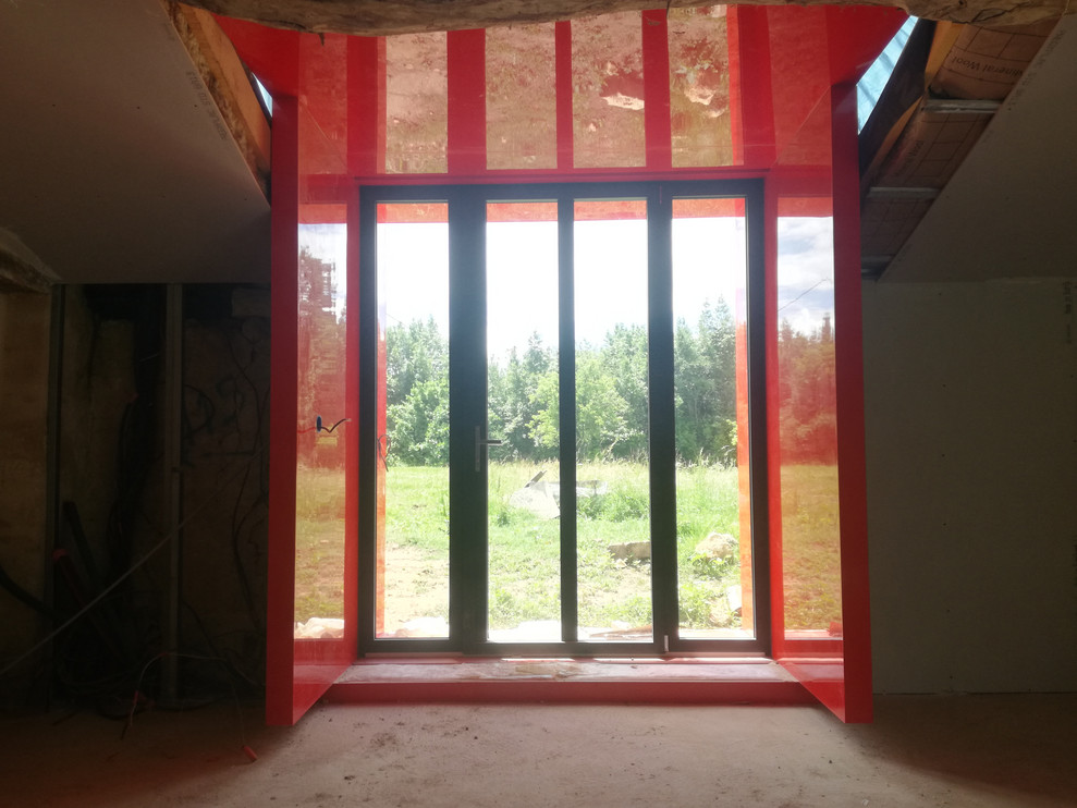 Свежая идея для дизайна: входная дверь среднего размера в современном стиле с красными стенами, бетонным полом, одностворчатой входной дверью, серой входной дверью и серым полом - отличное фото интерьера