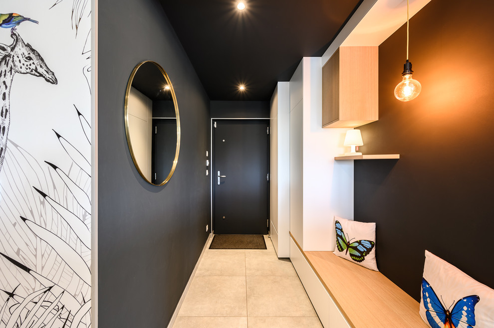Idee per un ingresso minimal di medie dimensioni con pareti bianche, pavimento con piastrelle in ceramica, una porta singola, una porta nera e pavimento beige