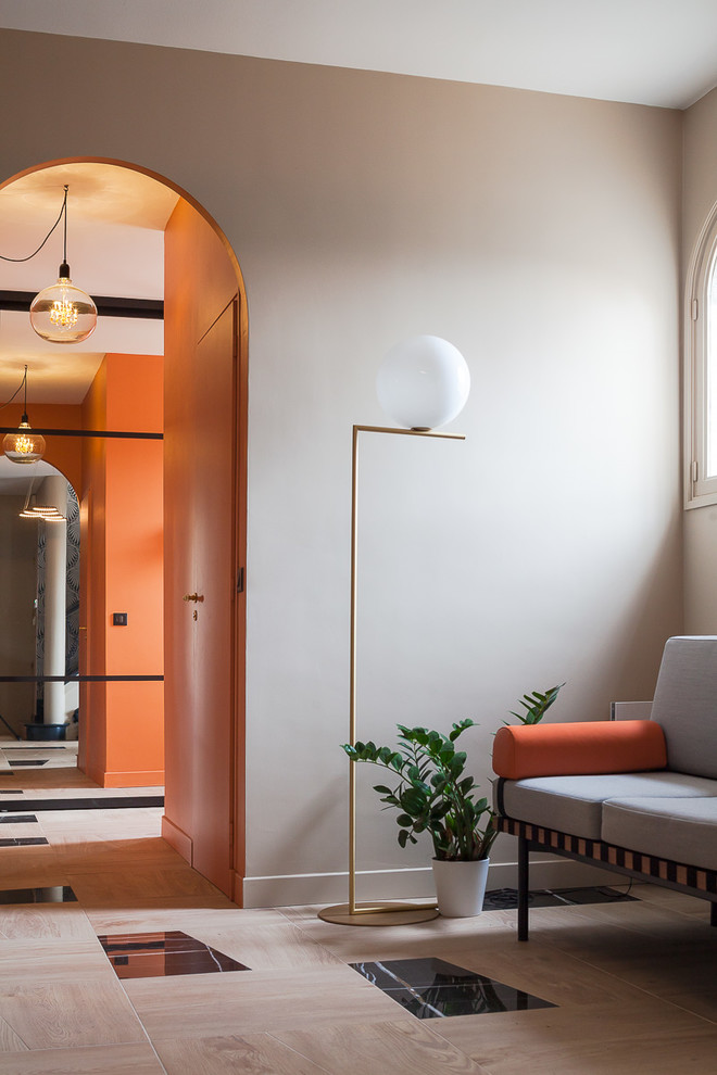Стильный дизайн: большое фойе: освещение в средиземноморском стиле с серыми стенами, одностворчатой входной дверью, оранжевой входной дверью и бежевым полом - последний тренд