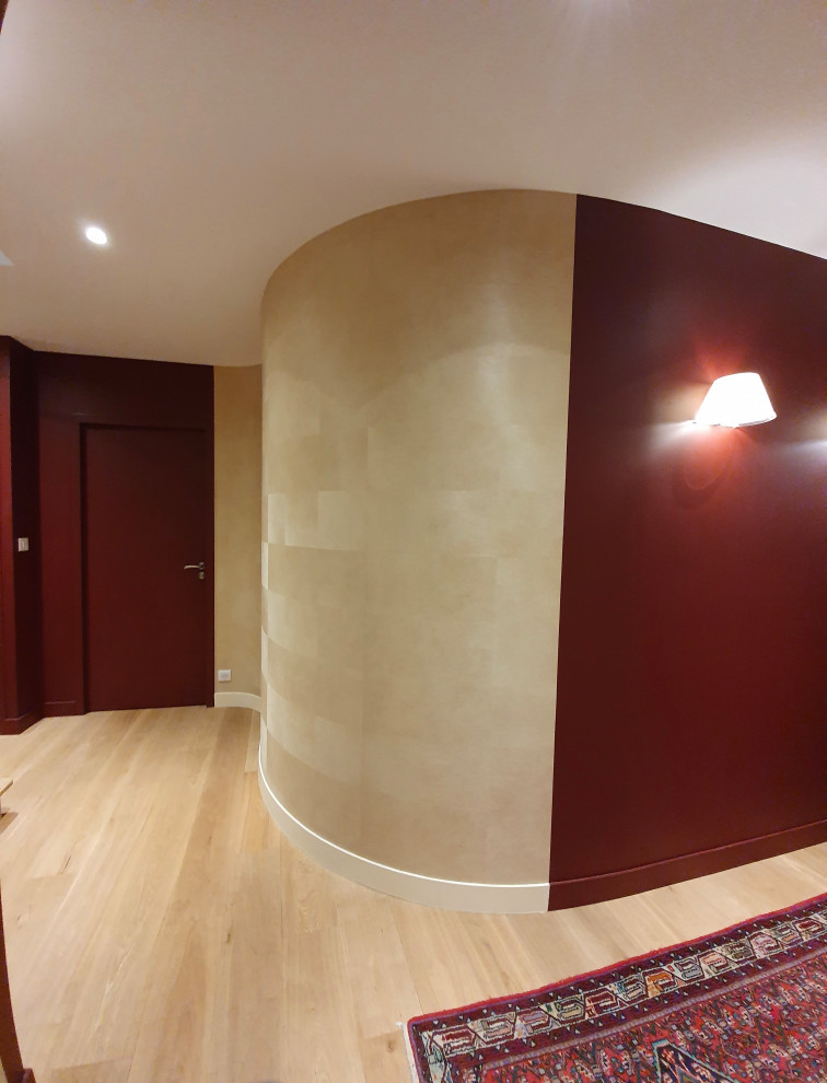 Réalisation d'un hall d'entrée minimaliste de taille moyenne avec parquet clair et un sol beige.