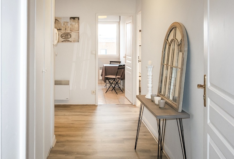Imagen de hall romántico de tamaño medio con suelo de madera clara y puerta simple