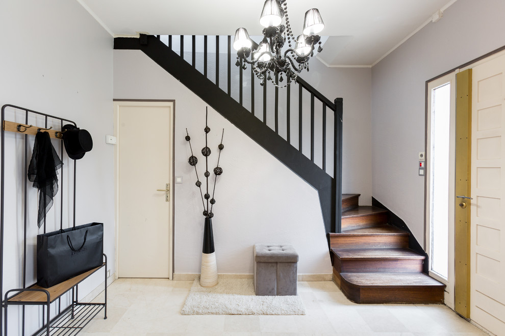 Стильный дизайн: фойе в стиле фьюжн с серыми стенами, одностворчатой входной дверью, белой входной дверью и бежевым полом - последний тренд