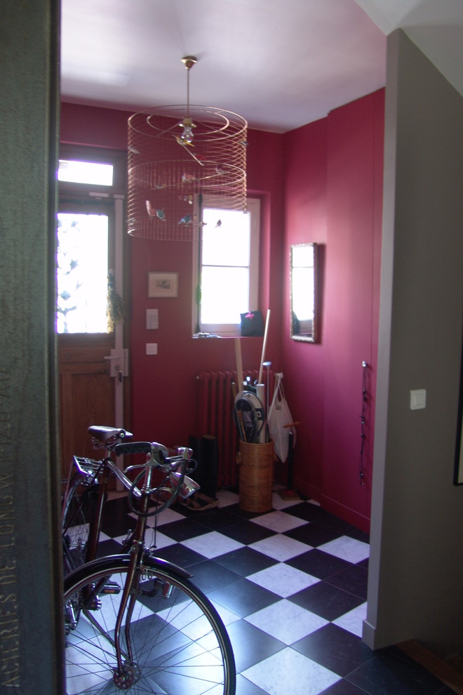 マルセイユにあるお手頃価格の中くらいなトランジショナルスタイルのおしゃれな玄関ロビー (ピンクの壁、セラミックタイルの床、木目調のドア) の写真