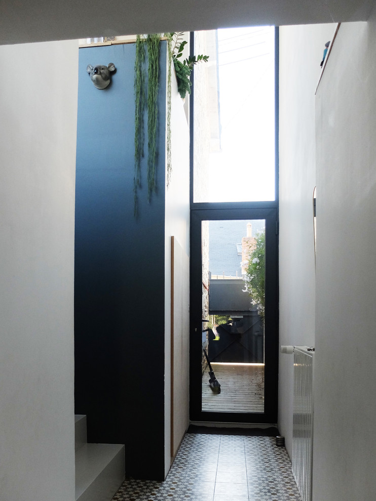 Réalisation d'une petite porte d'entrée design avec un mur blanc, un sol en carrelage de céramique, une porte double, une porte en verre et un sol gris.