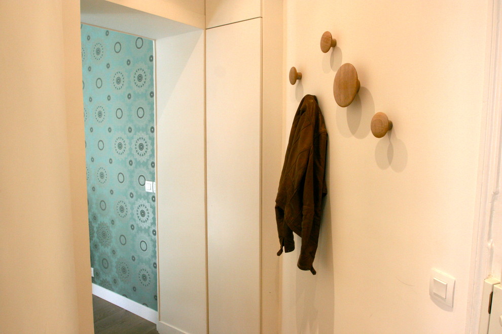 Cette photo montre un hall d'entrée tendance de taille moyenne avec un mur blanc, parquet clair, une porte simple et une porte blanche.