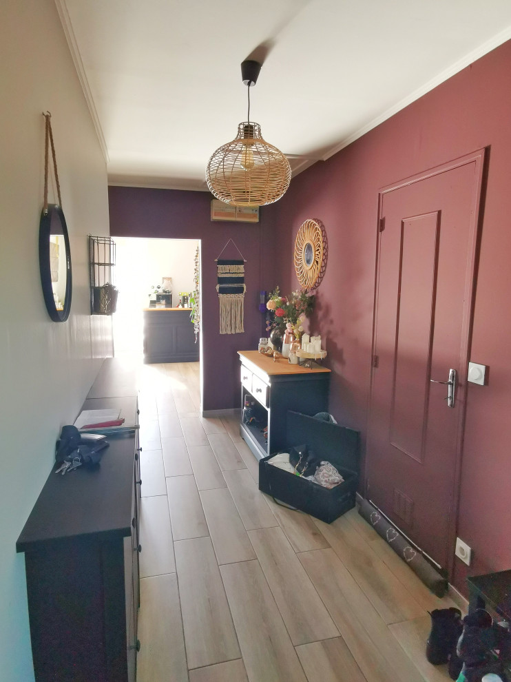Esempio di un ingresso classico di medie dimensioni con pareti viola, pavimento con piastrelle in ceramica, una porta singola, una porta grigia e pavimento marrone