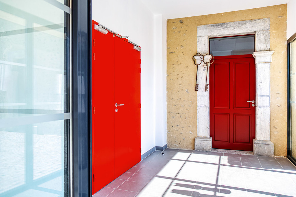 Modelo de distribuidor contemporáneo pequeño con paredes blancas, suelo de baldosas de cerámica, puerta simple, puerta roja y suelo gris