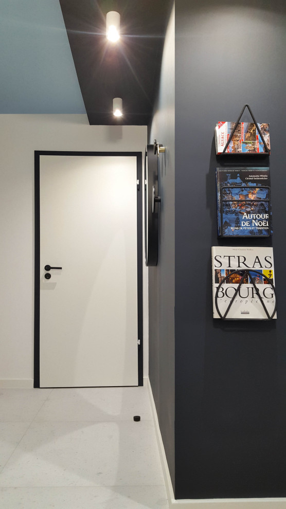 Mittelgroßes Eklektisches Foyer mit schwarzer Wandfarbe, Terrazzo-Boden und weißem Boden