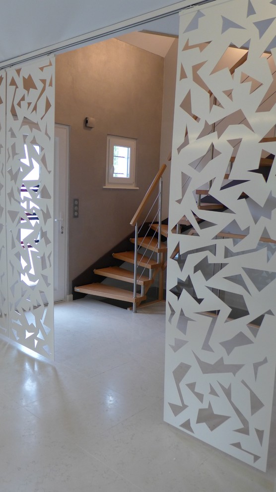 Ispirazione per un ingresso o corridoio contemporaneo con pareti con effetto metallico