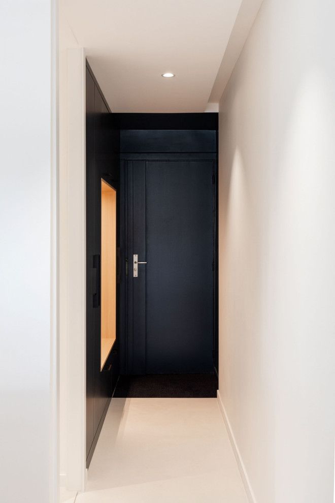 Idee per un corridoio design di medie dimensioni con pareti bianche, pavimento alla veneziana, una porta a due ante, una porta blu e pavimento bianco