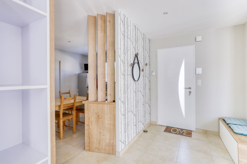 Foto de distribuidor nórdico con paredes beige, suelo de baldosas de cerámica, puerta simple, puerta blanca y suelo beige