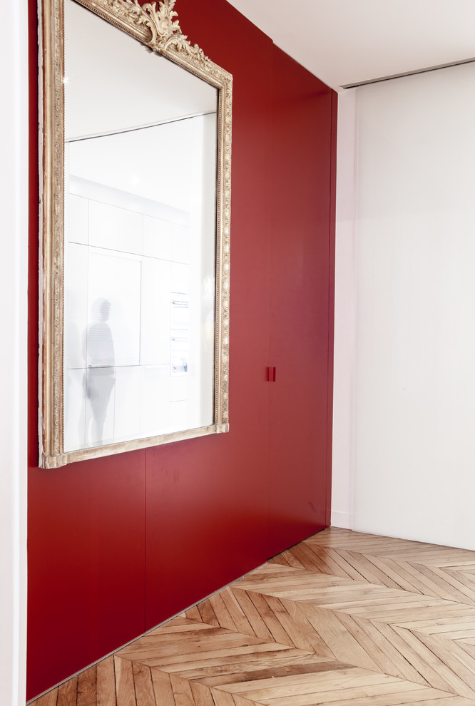 Immagine di un grande corridoio chic con pareti rosse