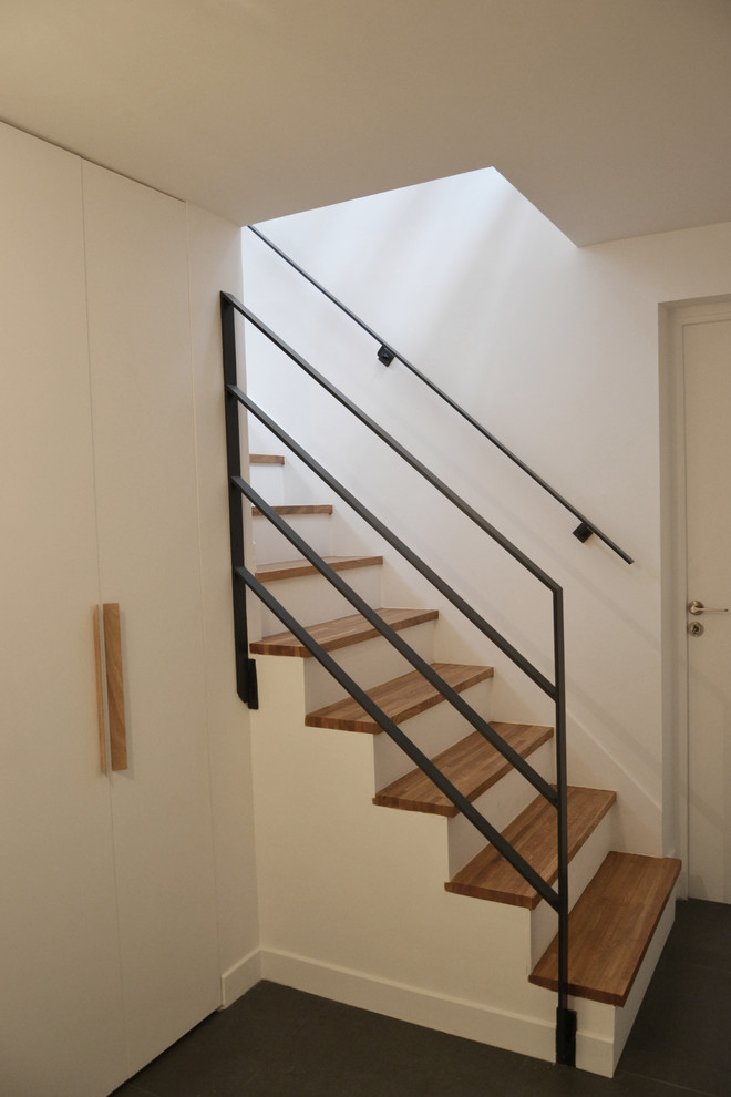Idée de décoration pour un petit escalier design.